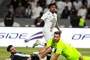 الاتحاد يتألق ويهزم الشباب في قمة مثيرة بخماسية في الدوري السعودي
