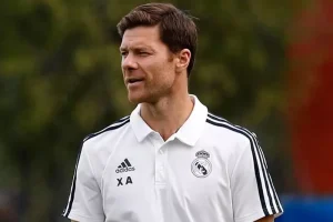موسم تاريخي وهوية فريدة: رحلة تشابي ألونسو الاستثنائية كمدرب لريال مدريد