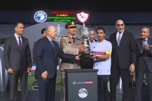 لحظة مؤثرة: شيكابالا يُسلم كأس مصر لعبد الشافي بعد تتويج الزمالك