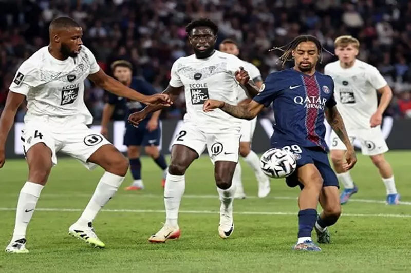 باريس سان جيرمان يتجاوز عقبة أنجيه في الدوري الفرنسي بكفاءة رويز