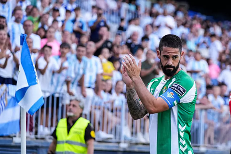 بيتيس يكتشف بديل إيسكو من ريال مدريد بعد الإصابة